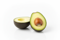 אבוקודו טרי עם רקע לבן לחלוטין